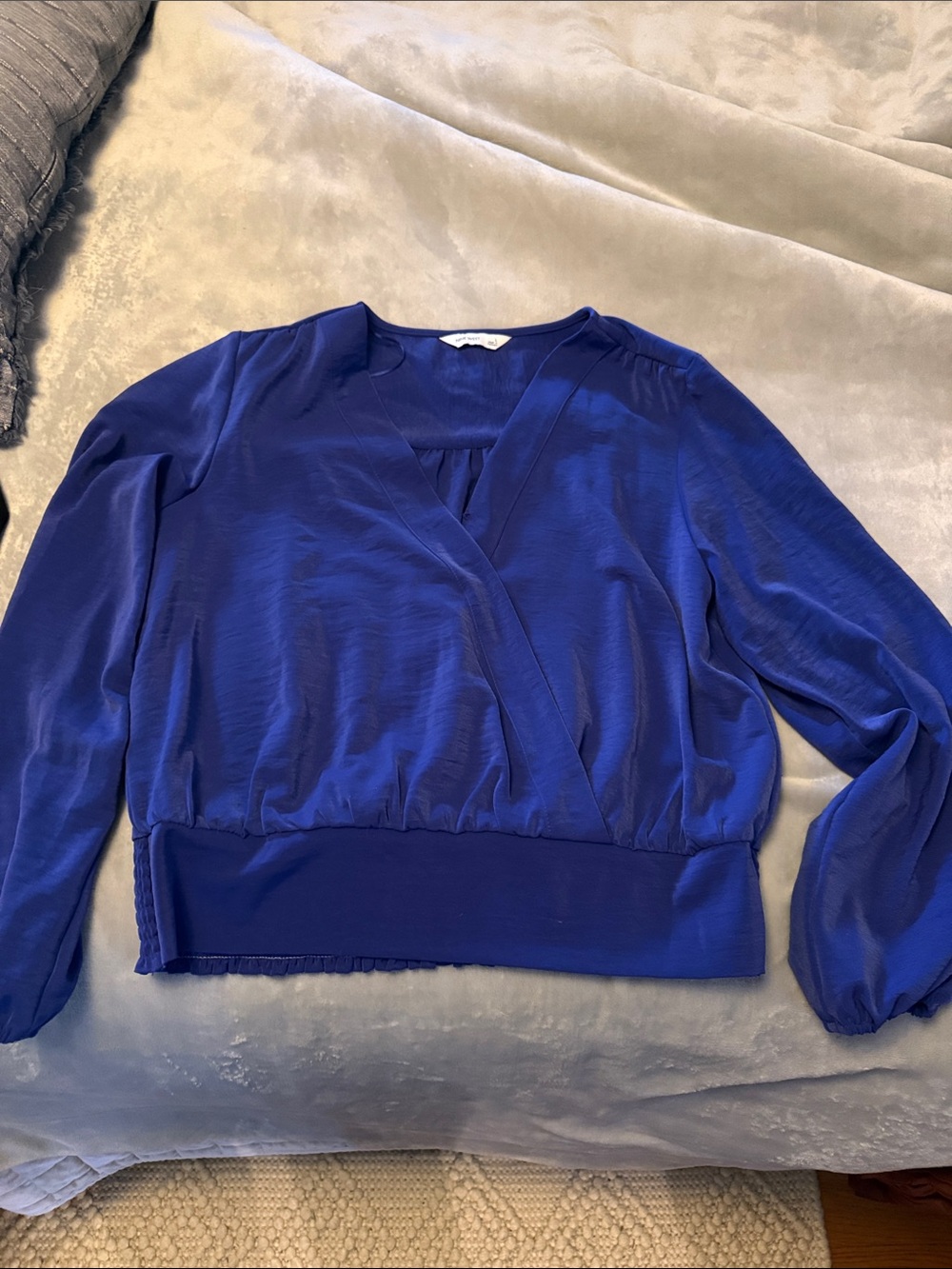 Women’s Nine West V-Neck Blouse in Cobalt Blue size large